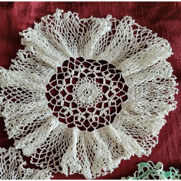 LOT OF 3 - 10 IN HANDMADE, ROUND RUFFLED DOILIES - Picture 4 of 9